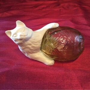 Vintage Avon Cat With Ball of Wool Bottle